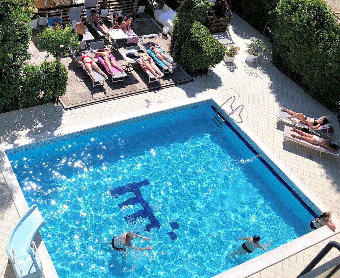 ריצ'יונה Hotel Marzia Con Piscina מראה חיצוני תמונה