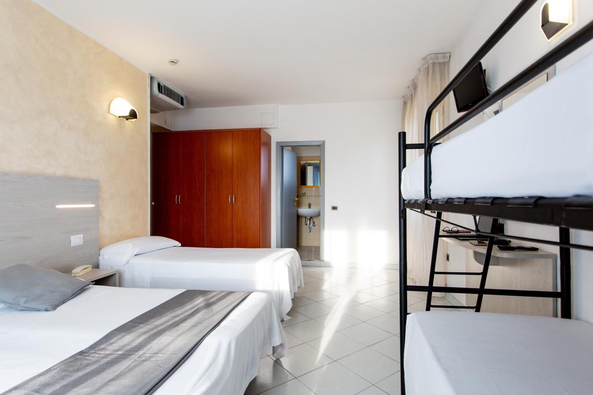 ריצ'יונה Hotel Marzia Con Piscina מראה חיצוני תמונה