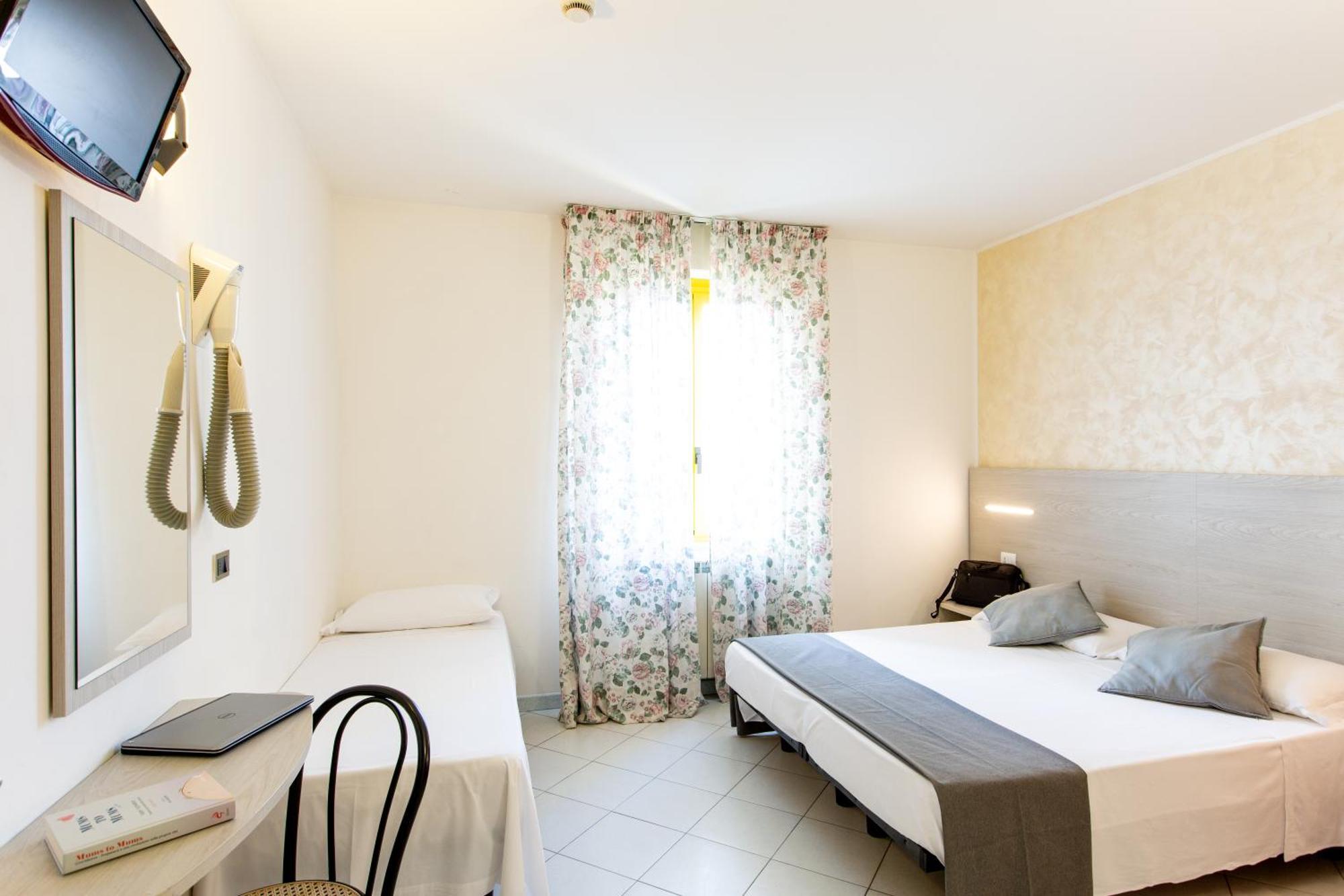 ריצ'יונה Hotel Marzia Con Piscina מראה חיצוני תמונה