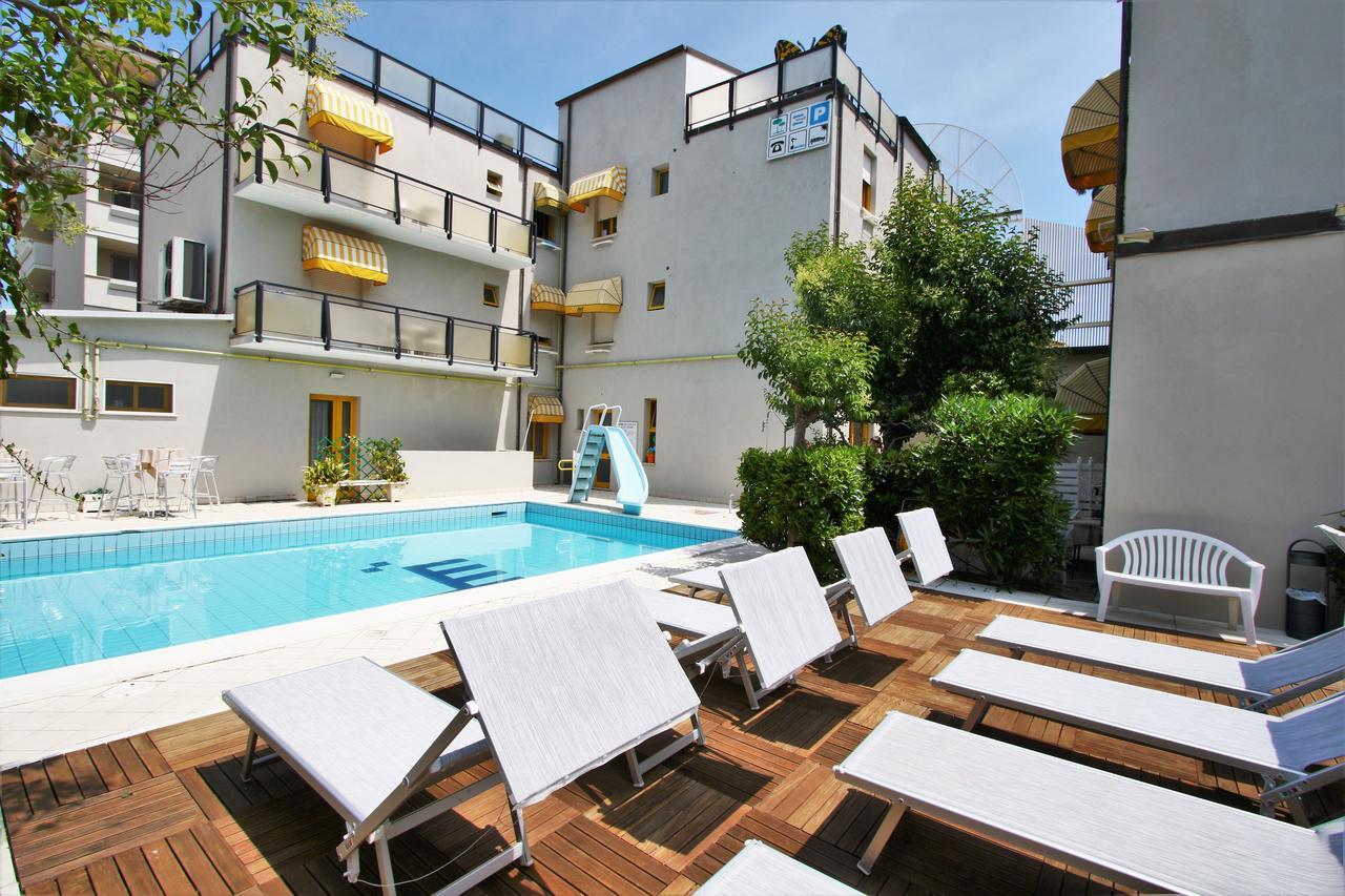 ריצ'יונה Hotel Marzia Con Piscina מראה חיצוני תמונה