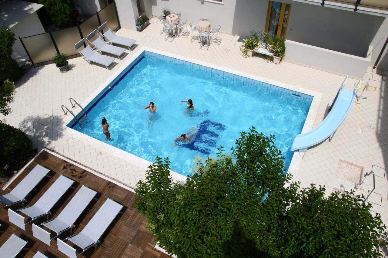 ריצ'יונה Hotel Marzia Con Piscina מראה חיצוני תמונה