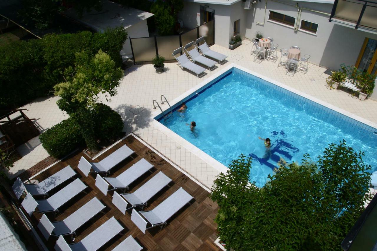 ריצ'יונה Hotel Marzia Con Piscina מראה חיצוני תמונה