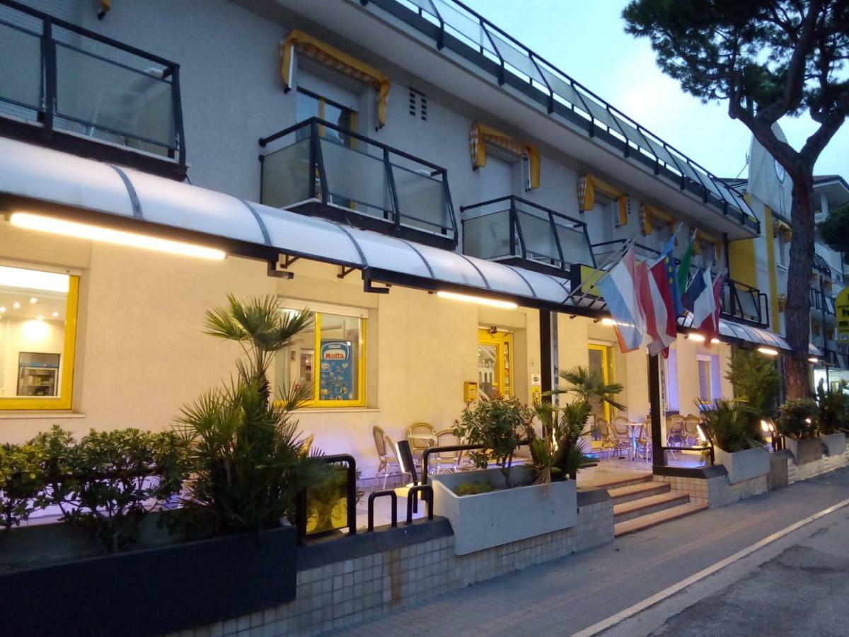 ריצ'יונה Hotel Marzia Con Piscina מראה חיצוני תמונה